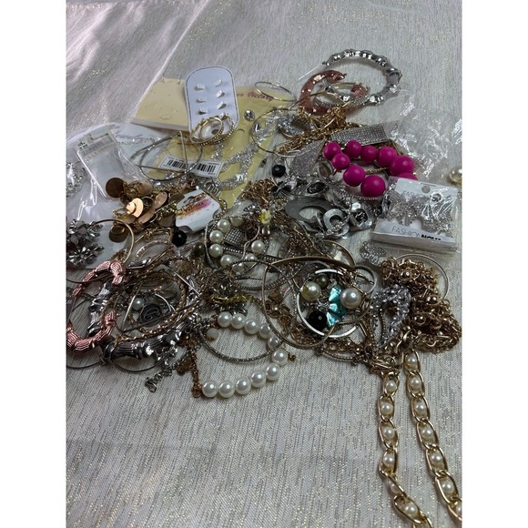 Bag of costume jewelry - Picture 7 of 8